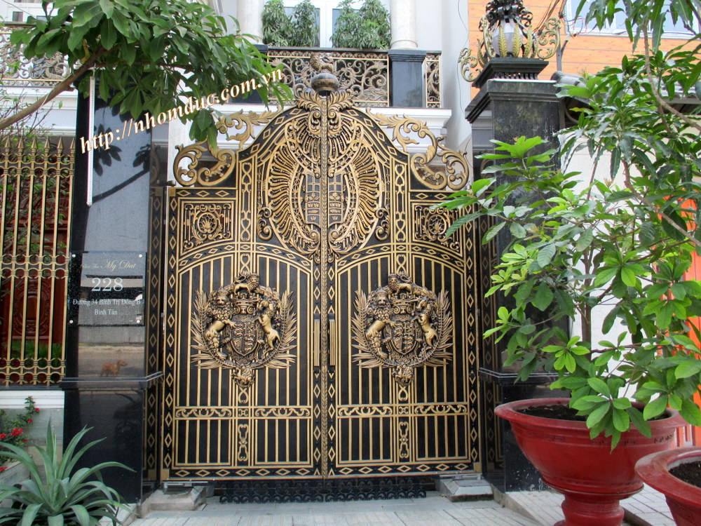 Cổng Nhôm Đúc, Cửa cổng hợp kim nhôm đúc với hoa văn được thiết kế tinh tế độc đáo, sơn màu hài hòa tôn lên vẻ đẹp lộng lẫy cho ngôi nhà bạn