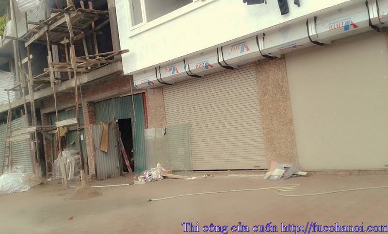 Hướng dẫn cách lắp đặt cửa cuốn chi tiết. Bước 1 : Tháo vỏ mặt trước bằng cách trượt nó ra. Bước 2 : Đặt một trong hai trụ ray cửa cuốn lên bức tường nơi cần lắp đặt cửa cuốn. Bước 3 : Đánh dấu ít nhất 3 điểm ấn định trên trụ ray. Khoảng 5cm tính từ mặt trên và dưới. Phân phối các lỗ cách nhau khoảng 20 cm. Ngoài ra, đảm bảo không đặt các lỗ vào nơi có vữa giữa hai hàng gạch. Bước 4 : Đặt các thanh ray lại trên mặt đất. Sử dụng các mũi khoan 6,5 mm để khoan các lỗ trên những điểm mà bạn đã đánh dấu. Làm tương tự trên thanh ray cửa cuốn còn lại. Bước 5 : Sau đó thay đổi đến mũi khoan 10mm và chỉ khoan thông qua phần phía trước của tất cả các lỗ trên thanh ray. Không khoan phía sau của thanh ray cửa cuốn. Bước 6 : Đặt một trong hai thanh ray lên trên bức tường và đánh dấu các lỗ trên tường. Bước 7 : Sử dụng mũi khoan 6,5mm để khoan lỗ ở độ sâu 35mm trên tường cho tất cả các điểm cố định. Bước 8 : Đặt các đuôi nhựa ốc vít vào các lỗ trên tường. Bước 9 : Cố định tạm thời thanh ray cửa cuốn bằng hai ốc vít. Bước 10 : Đặt thanh ray cửa cuốn còn lại lên bức tường. Đo khoảng cách bên trên và bên dưới để chắc chắn rằng các thanh ray cửa cuốn là song song. Bước 11 : Đánh dấu các điểm cố định trên thanh ray cửa cuốn lên tường. Sử dụng mũi khoan 6,5mm để khoan các điểm bạn đã đánh dấu. Bước 12 : Đặt đuôi nhựa ốc vít vào các lỗ đã khoan sẵn Bước 13 : Trượt các thanh ray vào tấm chân trên hộp trục cửa cuốn. Thắt chặt chúng lại bằng các ốc vít trong các lỗ khoan trước đó. Bước 14 : Đóng lại nắp đáy thanh ray cửa cuốn. Bước 15 : Nâng cửa cuốn lên và đặt chúng trên tường. Sau đó, đặt chúng chính xác vào vị trí các lỗ đã khoan trước đó. Bước 16 : Thắt chặt khung cửa cuốn lại bằng các ốc vít. Sau đó sử dụng mũ nhựa để che lại các lỗ khoan. Bước 17 : Kết nối điện và vận hành cửa cuốn xem chúng có hoạt động tốt hay không. Bước 18 : Thắt chặt hợp trục cửa cuốn với các lỗ đã khoan trước đó bằng các ốc vít. Bước 19 : Lắp vỏ mặt trước vào bằng cách đẩy trượt nó vào. Bảo vệ bằng các đinh tán.
