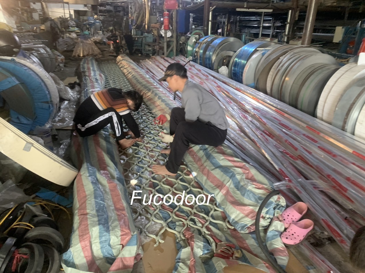Cửa cuốn mắt võng giá rẻ